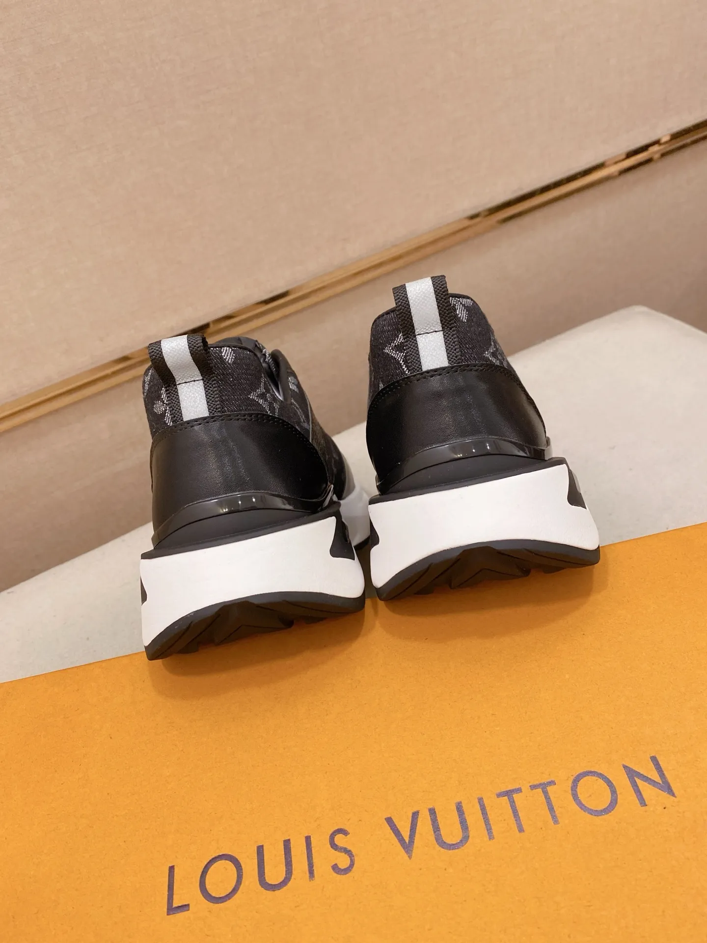 Men's shoes💰:442💰🇮🇹🇮🇹LV Louis Vuitton. The latest fashionable casual shoes are popular in physical stores. New spring and summer comfortable imported custom original cowhide, unique jacquard fabric element design. With sheepskin lining, Lv original bottom, [sun][sun] high-end packaging and high quality💪Details determine the quality, you can enter and exit the counter at will, welcome to compare🇮🇹Size 38-44